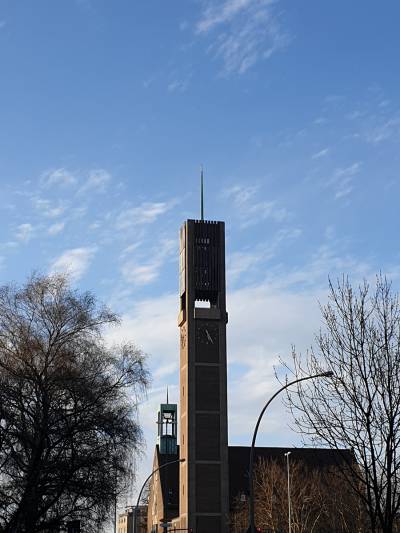 Wenn die Kirchturmuhr 18.00 Uhr schlgt, beginnen die Sitzungen im Brgersaal.