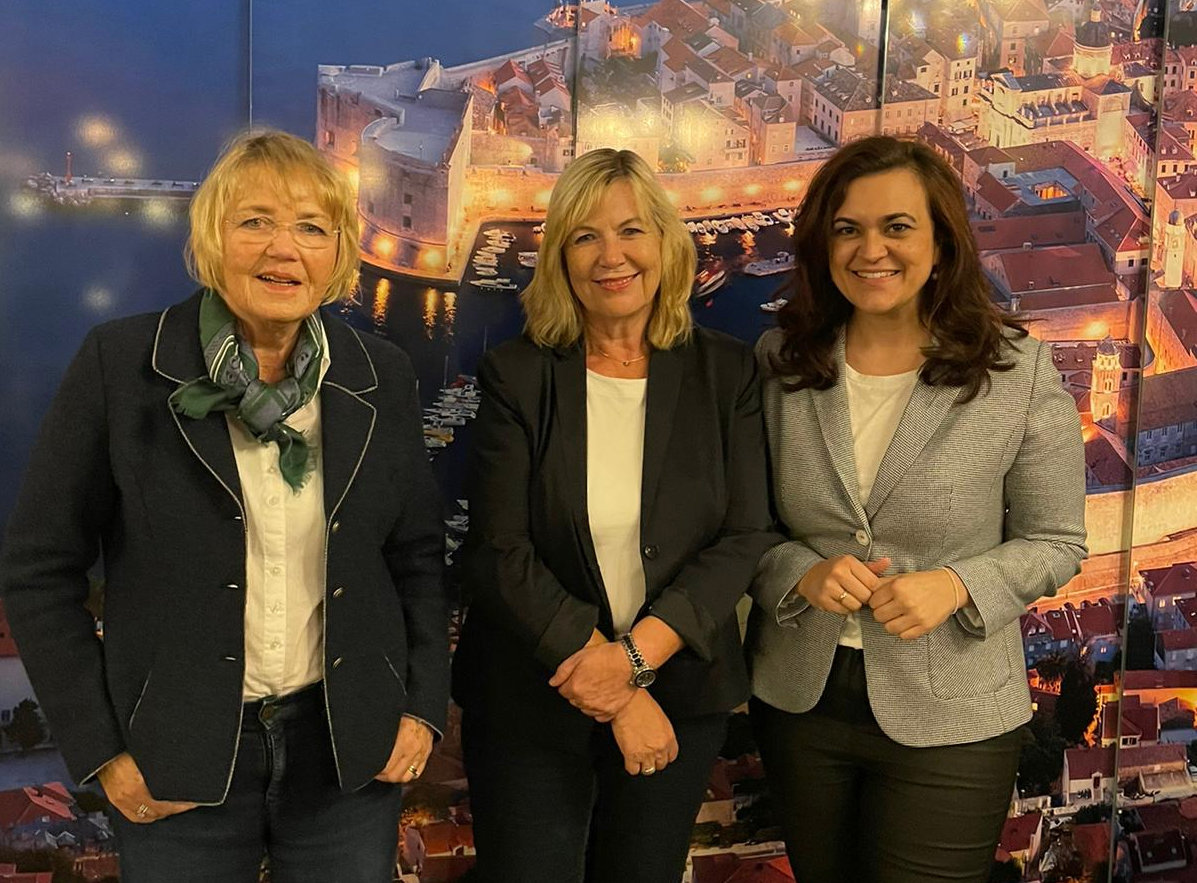 Die neue Kreisvorsitzende Silke Bertram (Mitte), ihre Vorgängerin Monika Westinner (links) und die Landesvorsitzende der Frauen Union, Franziska Hoppermann (rechts)
